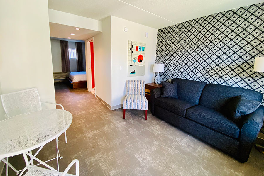 one queen bed kitchenette suite